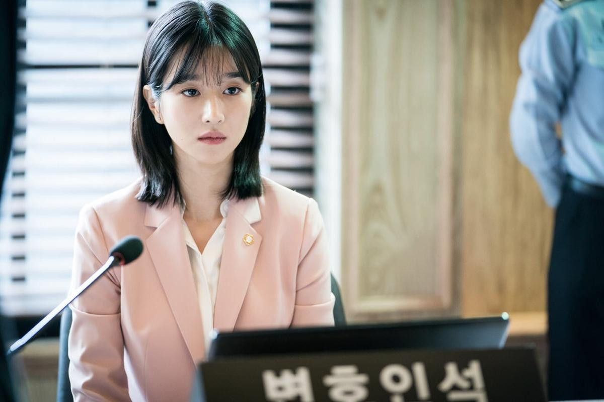 2 nữ sĩ quan xinh đẹp nhất của làng phim Hàn Quốc: IU được fan Suli khen ngợi, Seo Ye Ji gây choáng ngợp Ảnh 7