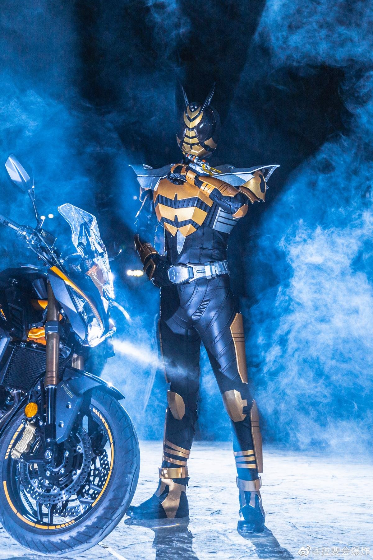 Ngắm bộ ảnh cosplay Kamen Rider The Bee siêu đẳng cấp của các fan Ảnh 4