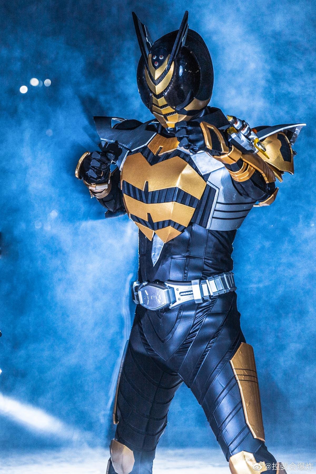 Ngắm bộ ảnh cosplay Kamen Rider The Bee siêu đẳng cấp của các fan Ảnh 3