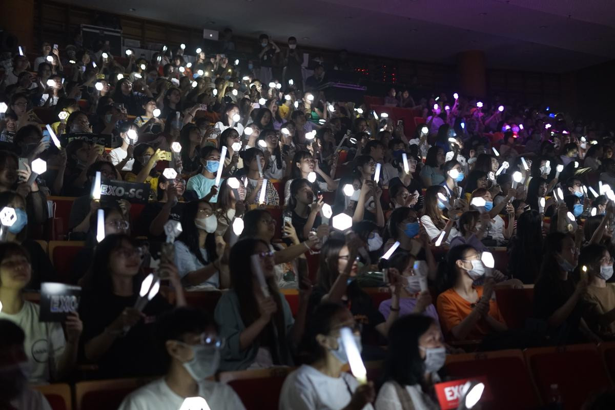 Hơn 800 fan Việt 'cháy' hết mình trong concert miễn phí cùng EXO-SC, Red Velvet và dàn sao đình đám Kpop Ảnh 4