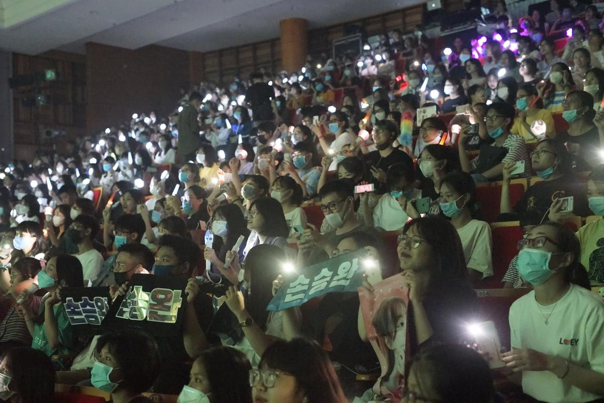 Hơn 800 fan Việt 'cháy' hết mình trong concert miễn phí cùng EXO-SC, Red Velvet và dàn sao đình đám Kpop Ảnh 3