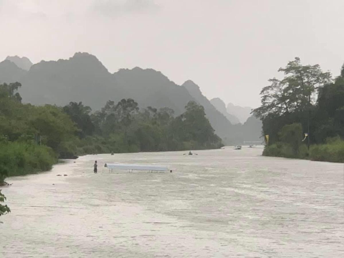 Gió lớn gây lật đò ở chùa Hương, 4 người rơi xuống nước may mắn thoát nạn Ảnh 2