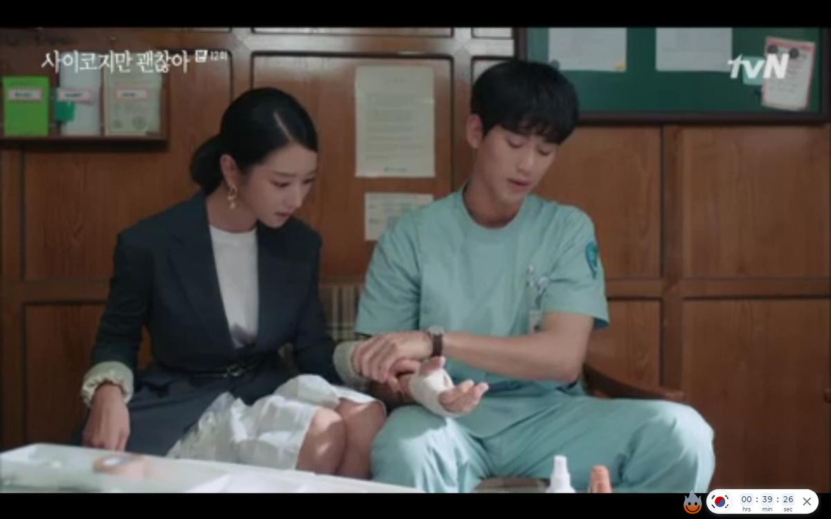 'Điên thì có sao' tập 12: Kim Soo Hyun đau khổ vì kẻ thù giết mẹ là mẹ của bạn gái Ảnh 20