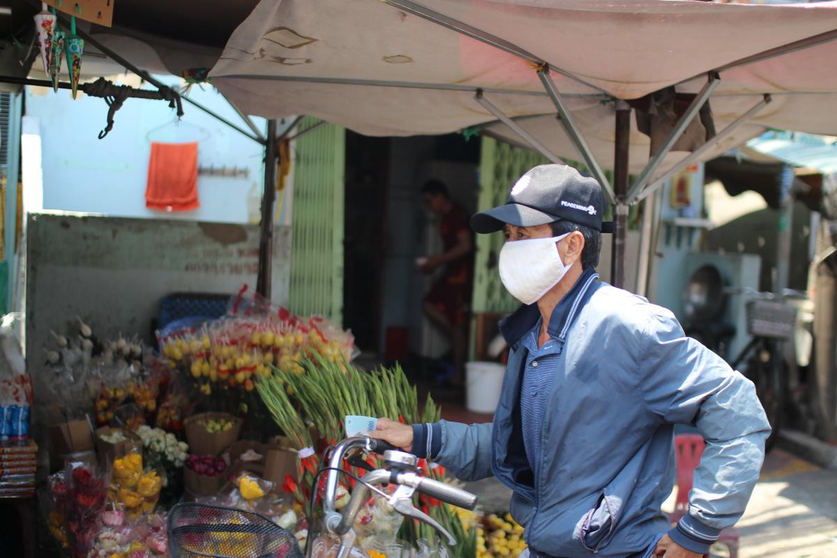 Người Sài Gòn đeo khẩu trang khi ra đường, bắt đầu trạng thái 'chống dịch' Ảnh 6