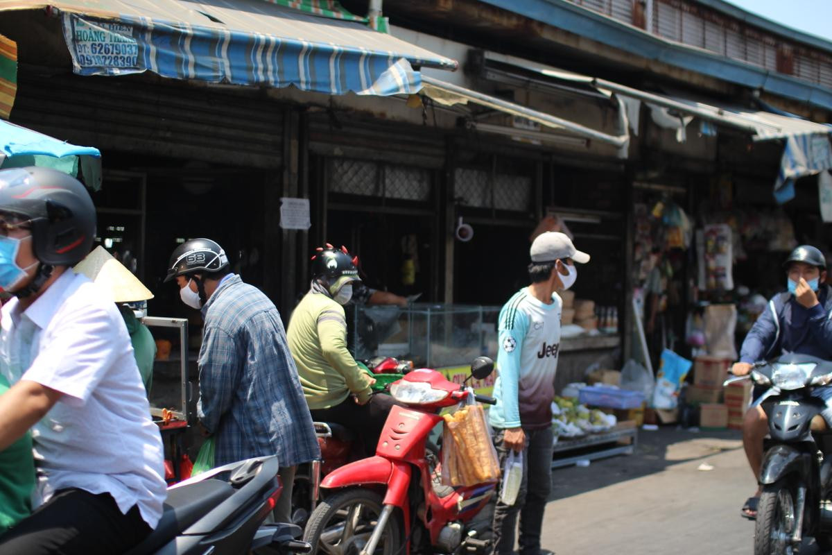 Người Sài Gòn đeo khẩu trang khi ra đường, bắt đầu trạng thái 'chống dịch' Ảnh 4