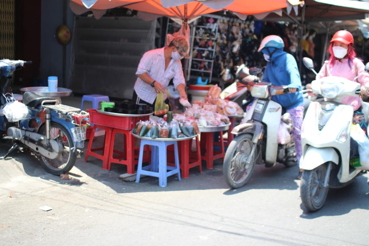 Người Sài Gòn đeo khẩu trang khi ra đường, bắt đầu trạng thái 'chống dịch' Ảnh 5