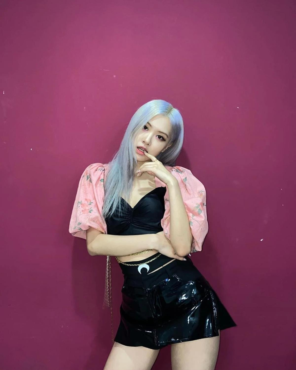 Mượn băng đô của Jisoo làm thắt lưng, Rosé (BLACKPINK) khoe eo con kiến Ảnh 6