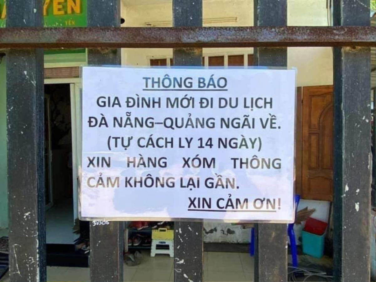 Dân mạng dành 'cơn mưa lời khen' cho gia đình vừa trở về từ Đà Nẵng, treo biển tự cách ly mà không cần ai nhắc Ảnh 1