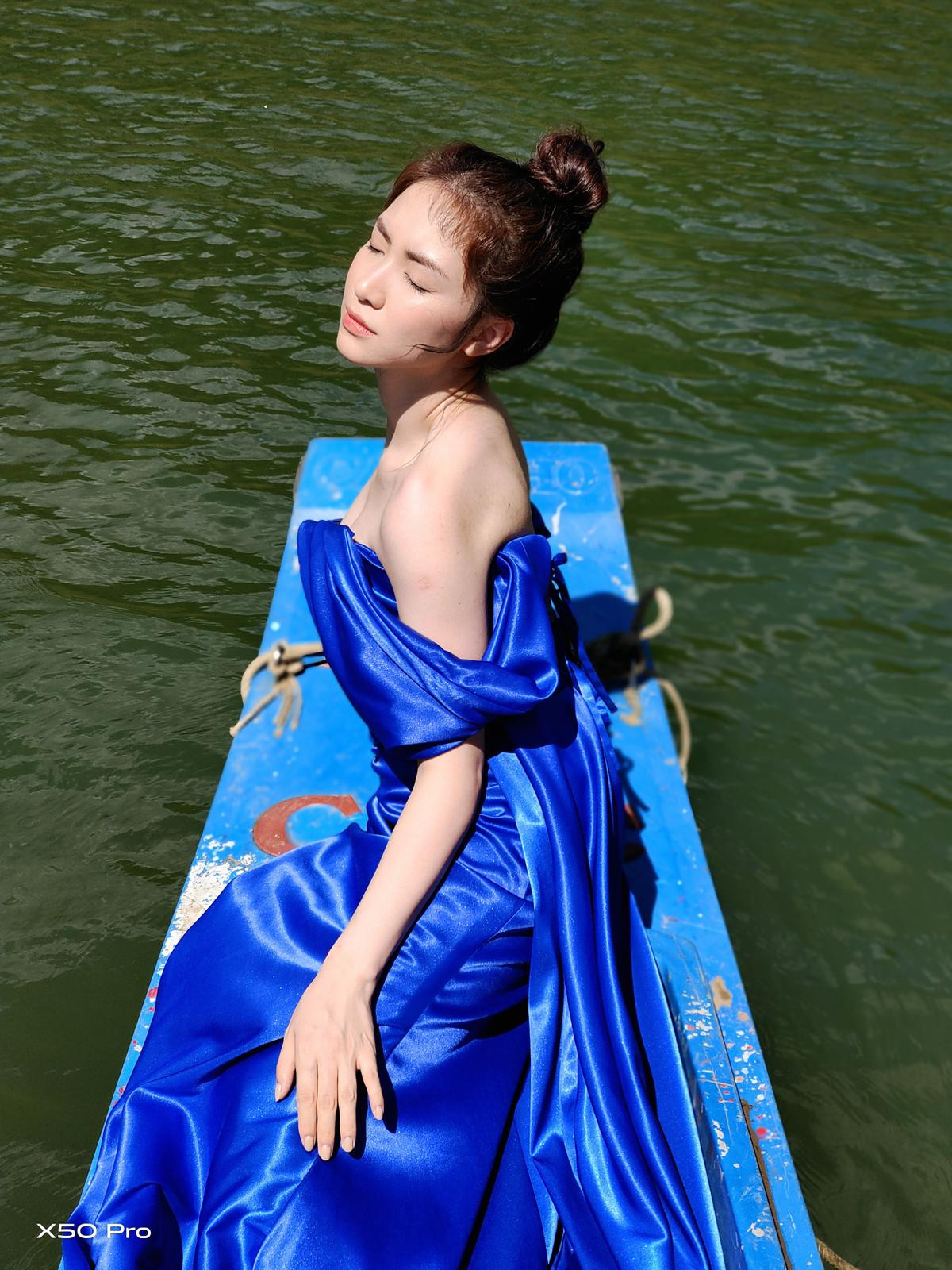 Quên hình ảnh chân ngắn đi, Hòa Minzy pose dáng 'siêu đỉnh' sánh ngang siêu mẫu rồi nè! Ảnh 2