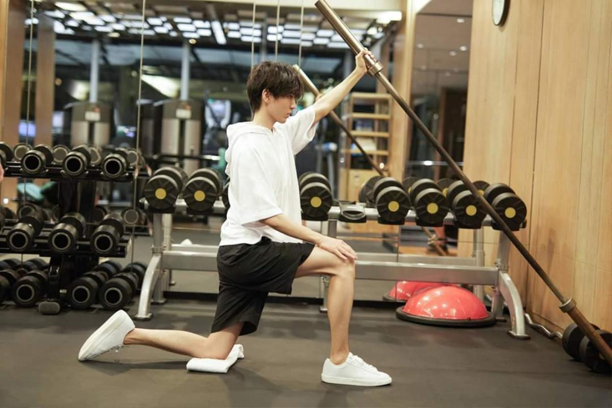 Vương Tuấn Khải mặc trang phục DIOR chất ngất, hì hụi trong phòng tập gym Ảnh 7