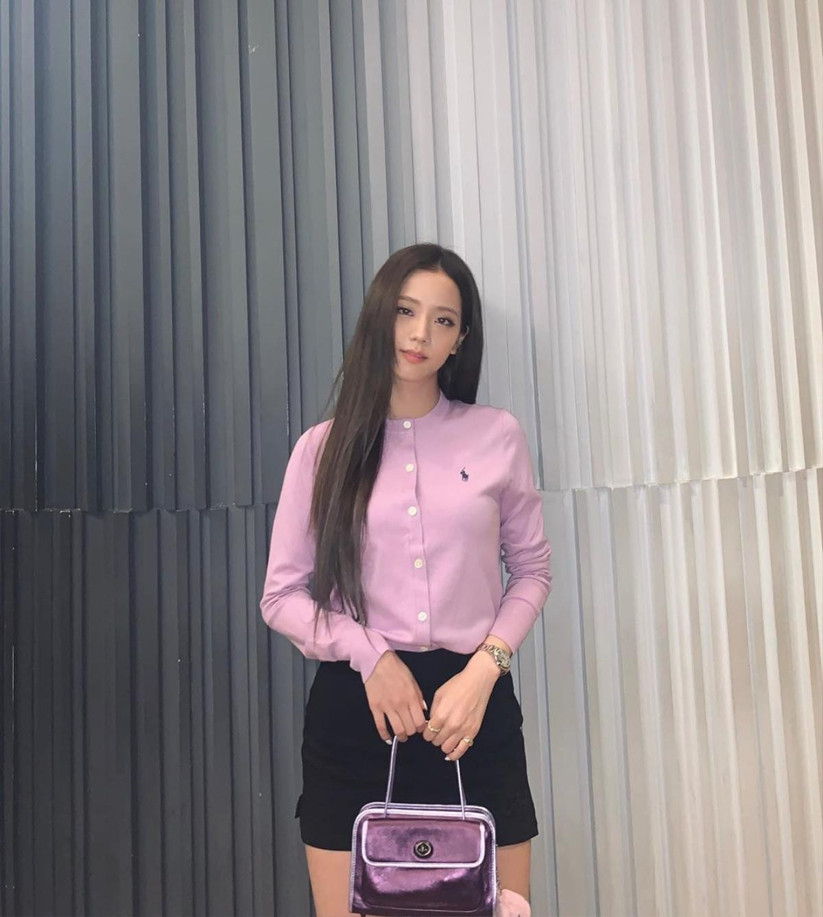 Jisoo BlackPink đổi style gái hư khi bung nút áo sơ mi hững hờ Ảnh 6