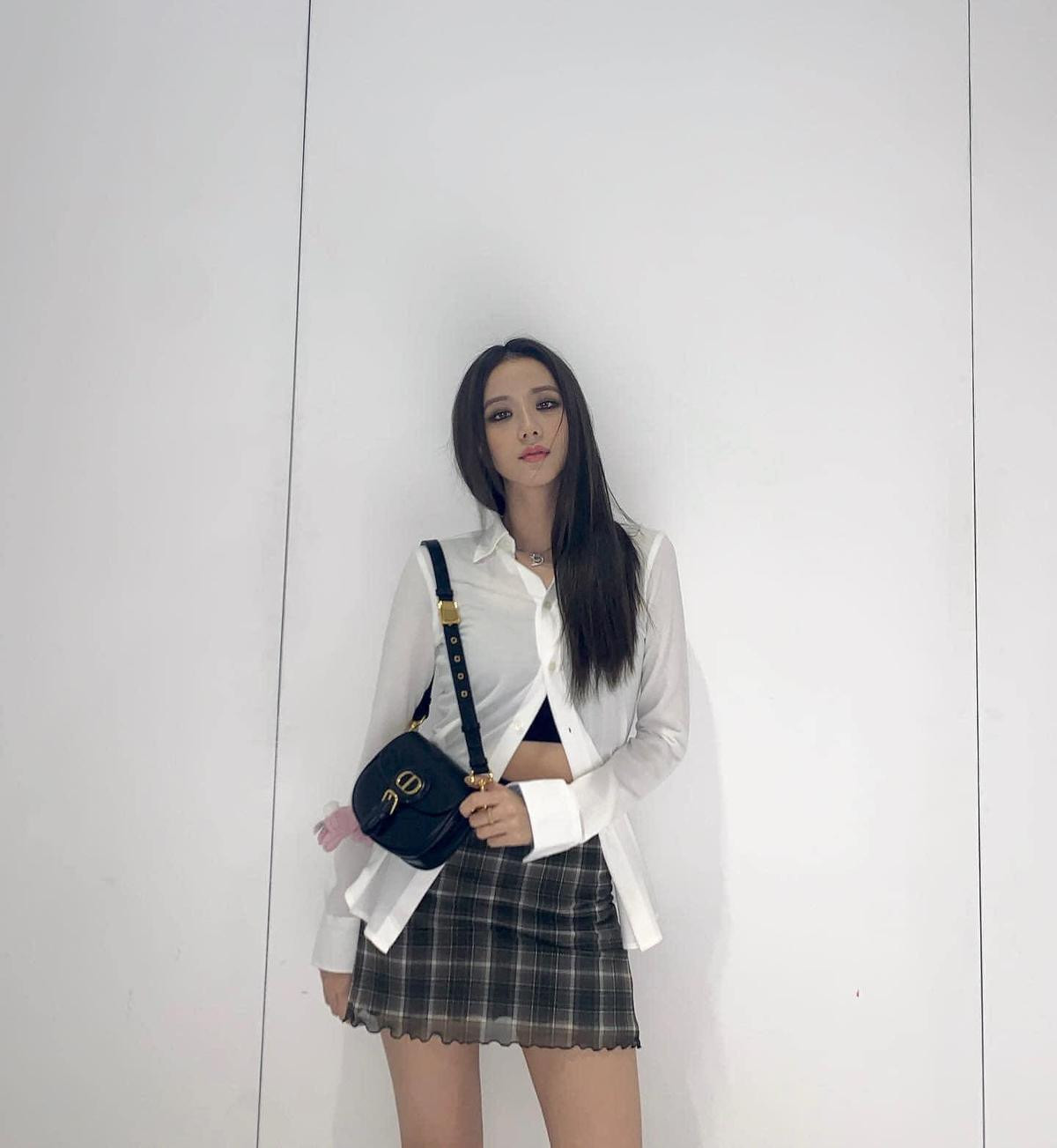 Jisoo BlackPink đổi style gái hư khi bung nút áo sơ mi hững hờ Ảnh 1