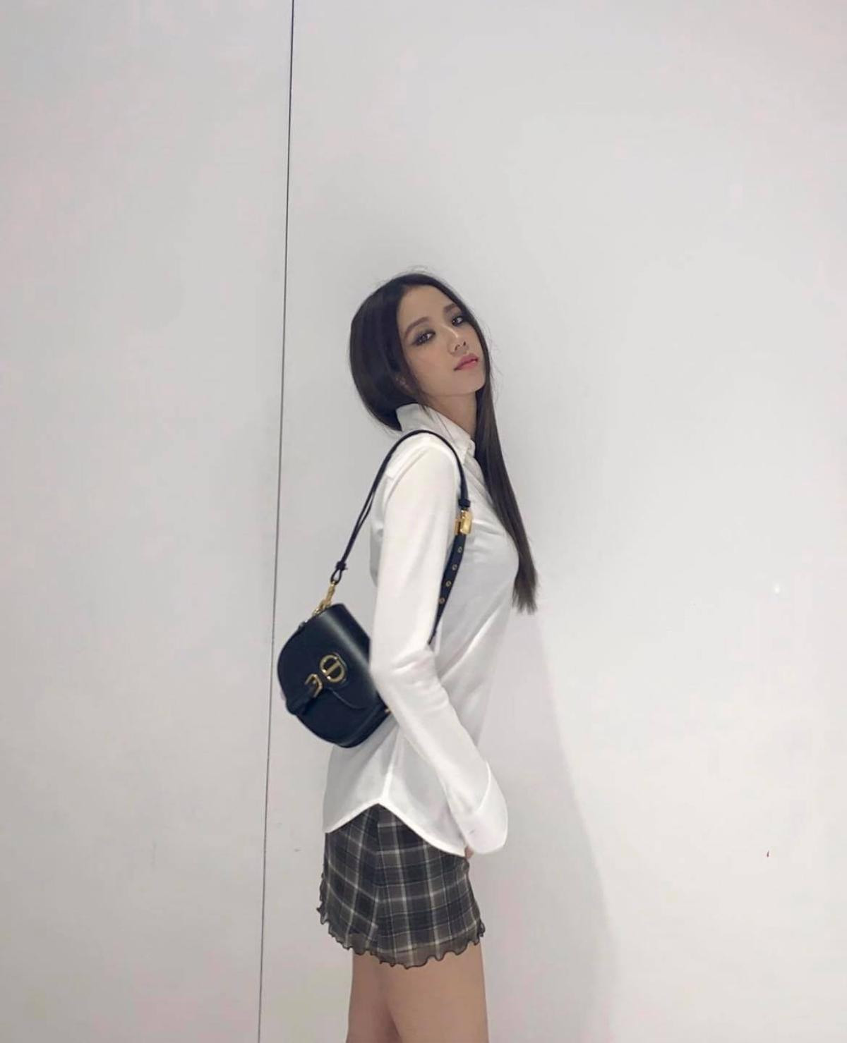 Jisoo BlackPink đổi style gái hư khi bung nút áo sơ mi hững hờ Ảnh 2