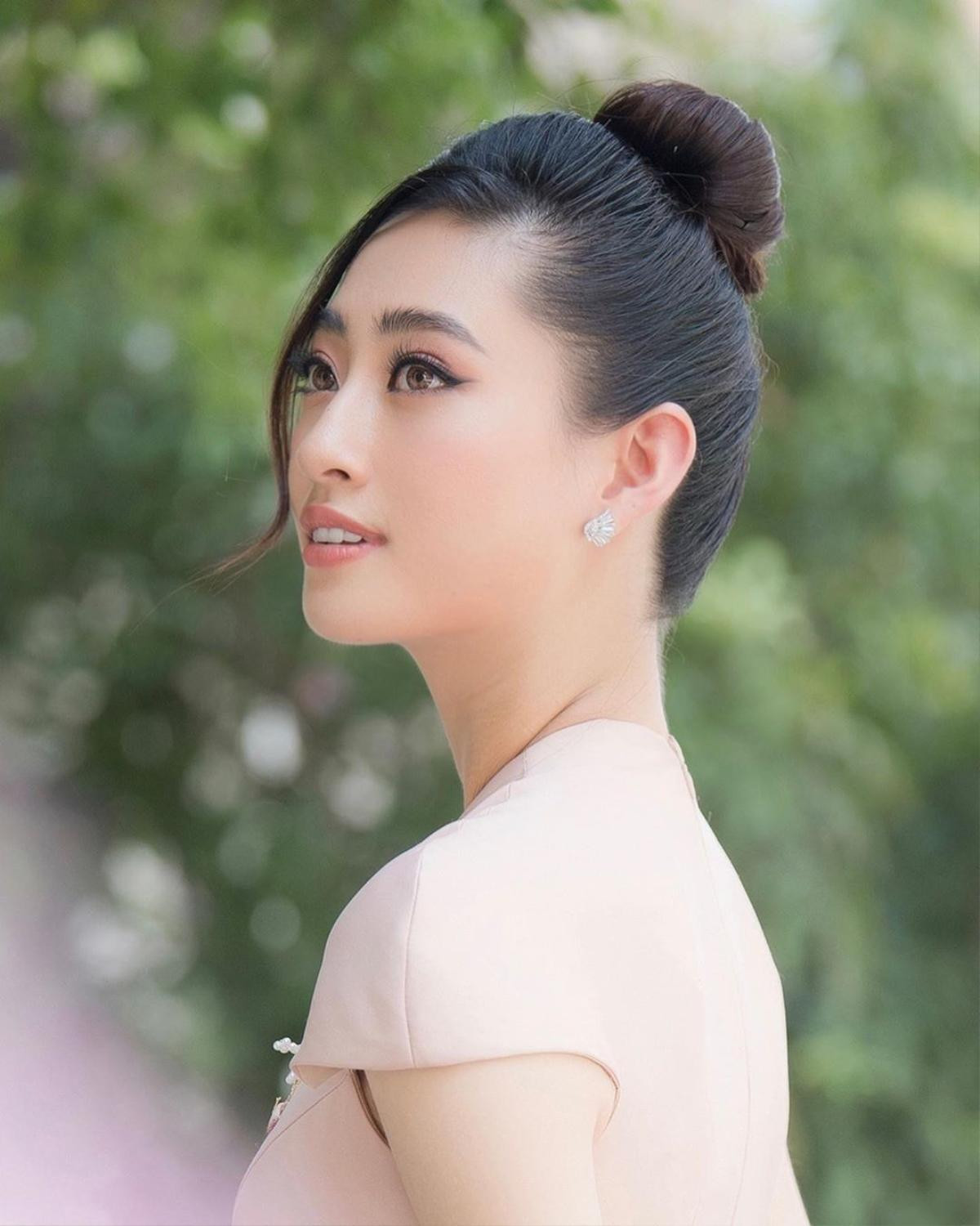 Diện sắc tím ánh kim, Hoàng Thùy thần thái ngút ngàn - pose dáng chuẩn Top Model Of The World Ảnh 11