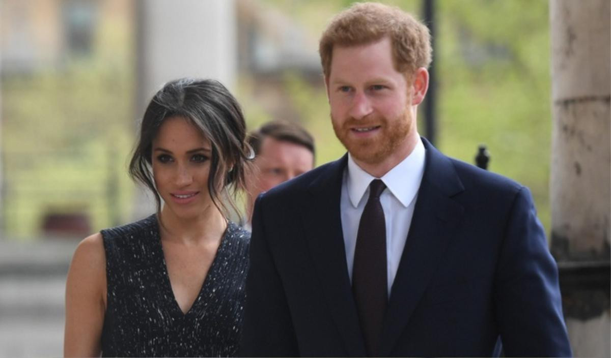 Hoàng gia Anh 'nóng mắt' với thời trang của Meghan Markle từ trước khi về làm dâu Ảnh 2