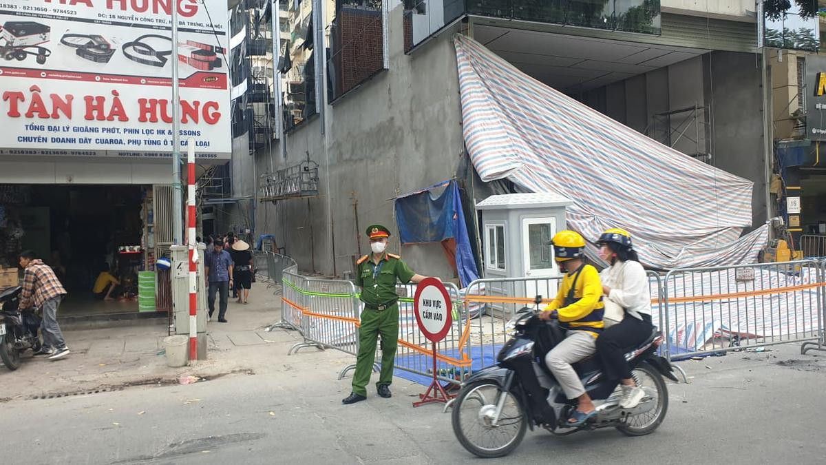 Cảnh sát hình sự vào cuộc điều tra vụ sập giàn kính 4 người rơi xuống đất tử vong ở Hà Nội Ảnh 2