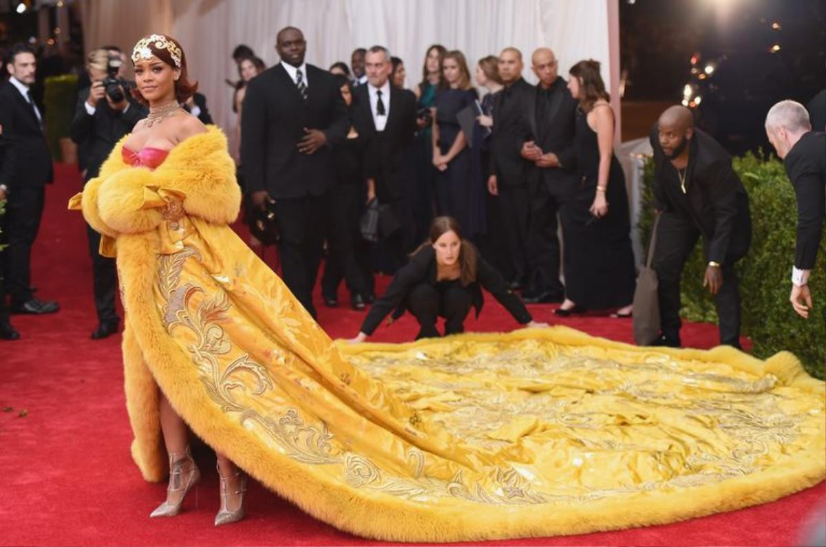 Rihanna thấy bản thân như cô hề, không dám xuống xe trong Met Gala 2015 Ảnh 1