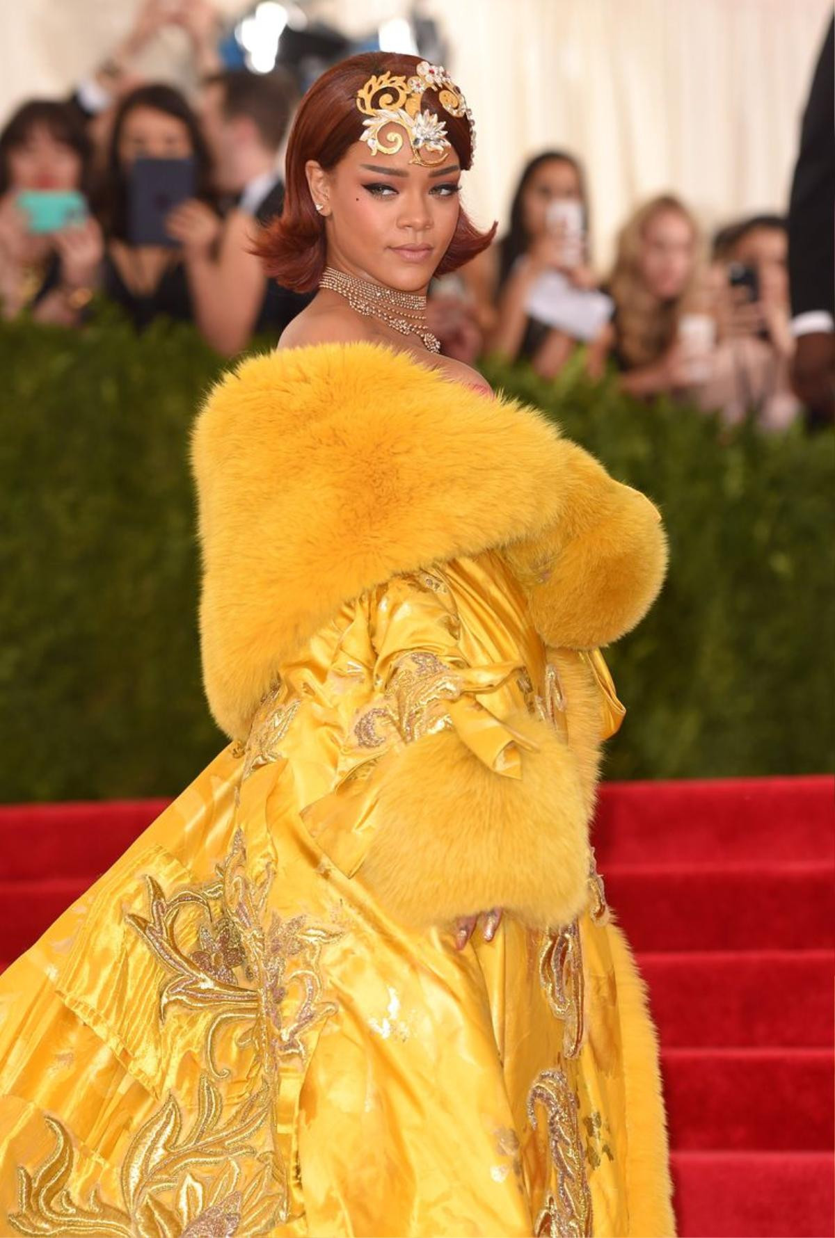 Rihanna thấy bản thân như cô hề, không dám xuống xe trong Met Gala 2015 Ảnh 4