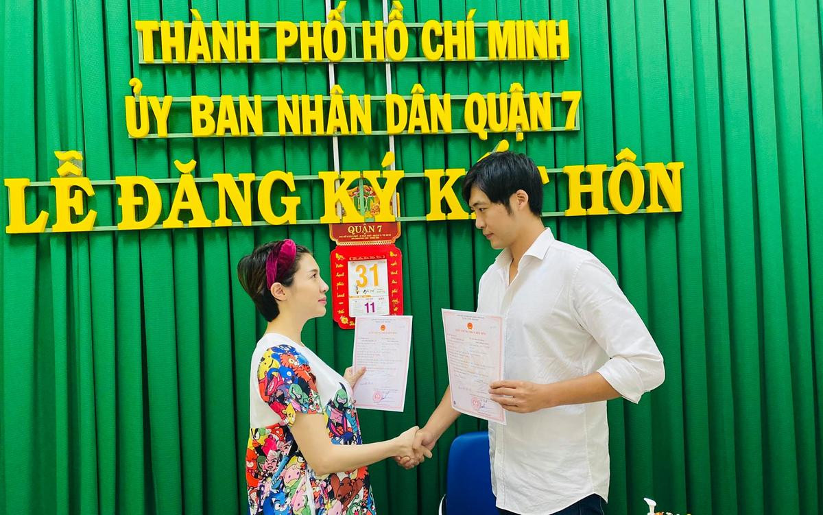 Pha Lê chính thức đăng ký kết hôn nên duyên vợ chồng cùng bạn trai ngoại quốc Ảnh 2