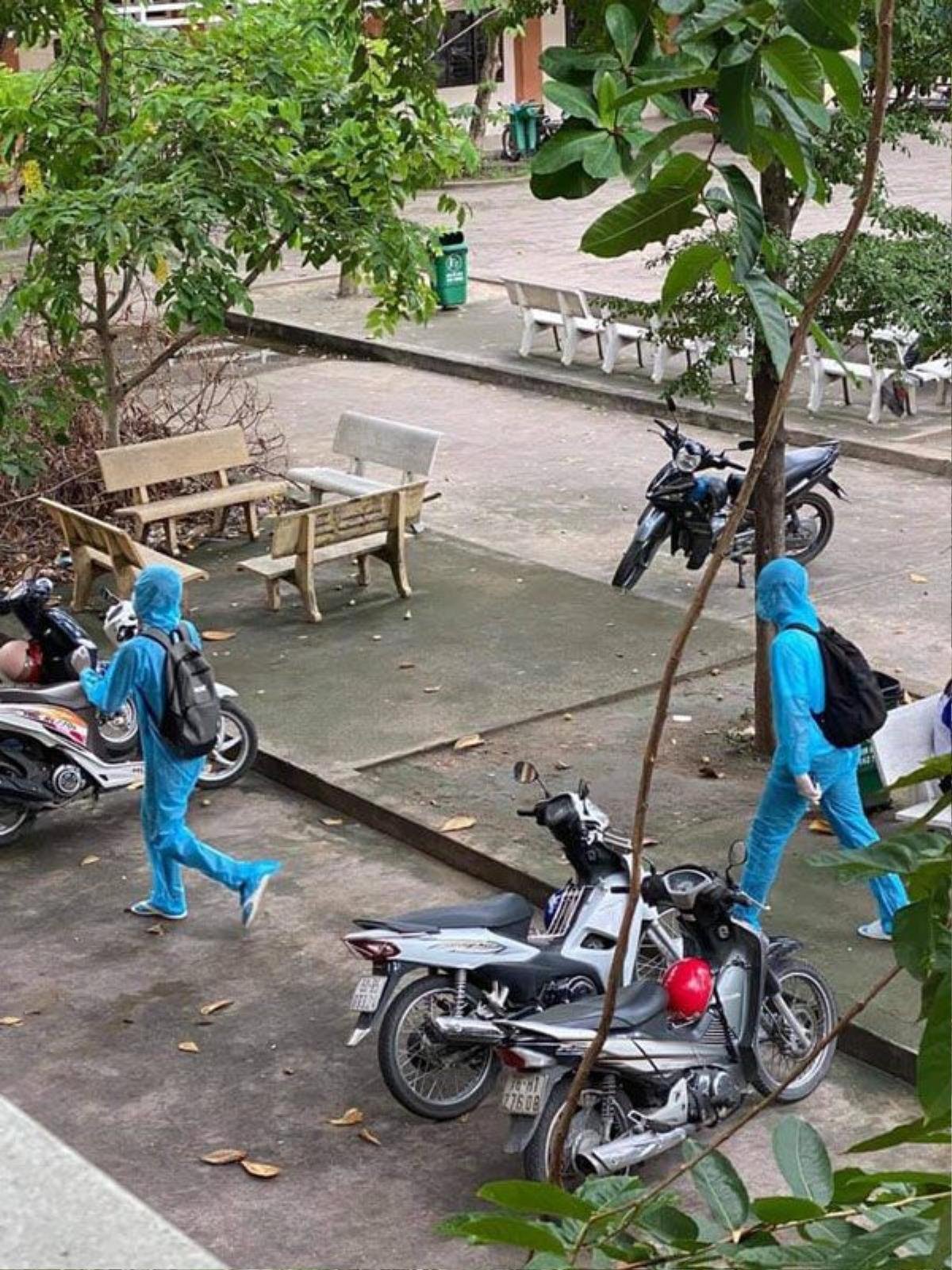 Dịch Covid-19 hoành hành, thời trang nhựa trong suốt lên ngôi, ai cũng nên mua để bảo vệ sức khoẻ Ảnh 9