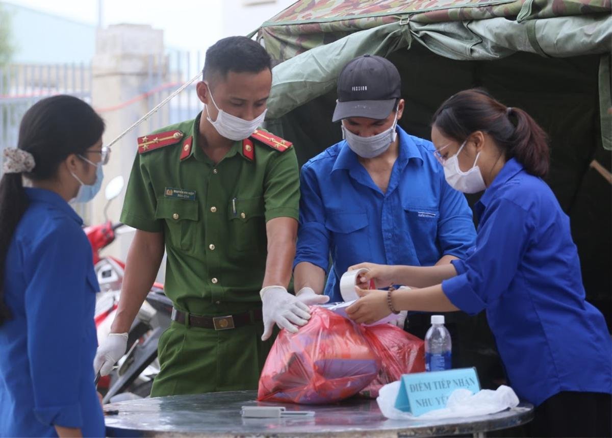 Sinh viên ngành Y thầm lặng trong cuộc chiến chống COVID-19: 'Đến giờ em vẫn giấu bố mẹ đi tình nguyện vì sợ mọi người lo lắng' Ảnh 7