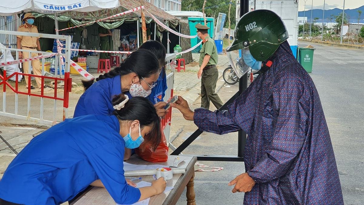 Sinh viên ngành Y thầm lặng trong cuộc chiến chống COVID-19: 'Đến giờ em vẫn giấu bố mẹ đi tình nguyện vì sợ mọi người lo lắng' Ảnh 8