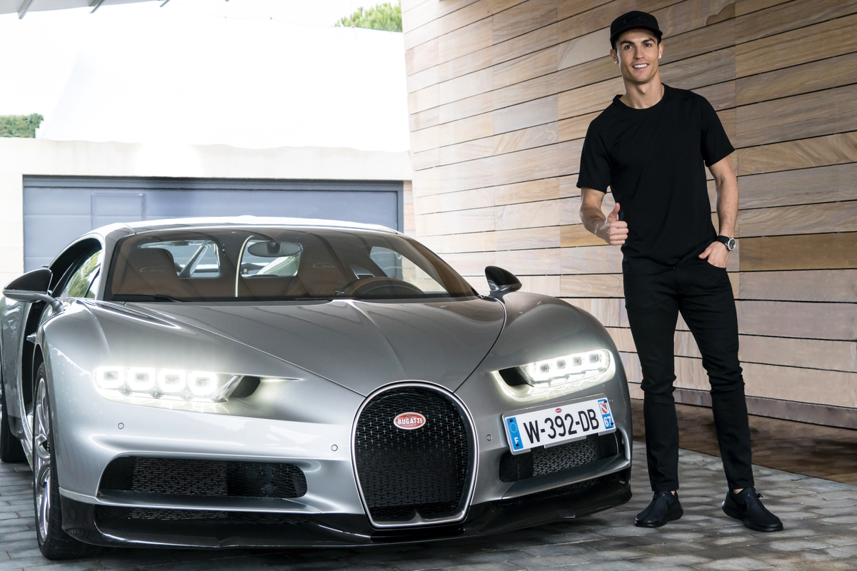 Cristiano Ronaldo tậu siêu xe Bugatti trăm tỷ, chỉ có 10 chiếc được bán ra thế giới Ảnh 9