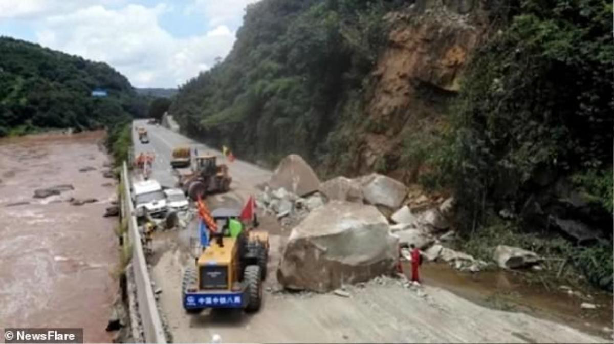 Clip: Đang di chuyển trên đường, hàng loạt ô tô bị thổi bay vì lở núi Ảnh 4