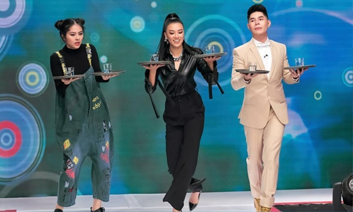 Sao Việt xử lí 'tai nạn' trên sàn catwalk: Minh Tú, Thanh Hằng thần thái, chị đại làng mẫu chảy máu chân Ảnh 13