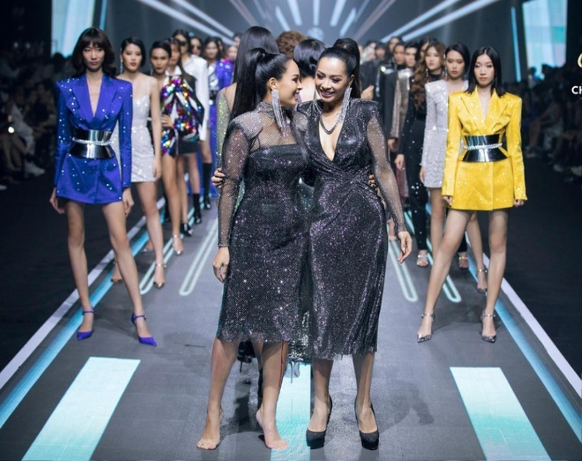 Sao Việt xử lí 'tai nạn' trên sàn catwalk: Minh Tú, Thanh Hằng thần thái, chị đại làng mẫu chảy máu chân Ảnh 4