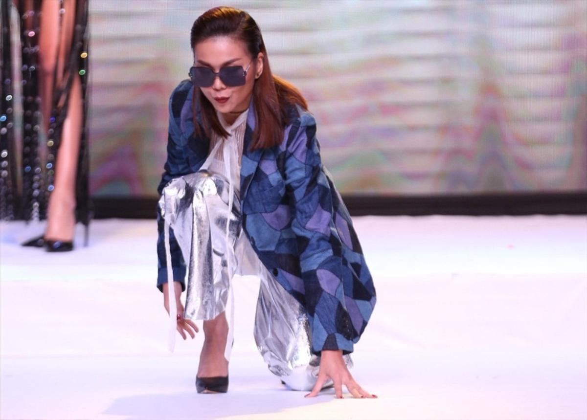 Sao Việt xử lí 'tai nạn' trên sàn catwalk: Minh Tú, Thanh Hằng thần thái, chị đại làng mẫu chảy máu chân Ảnh 9