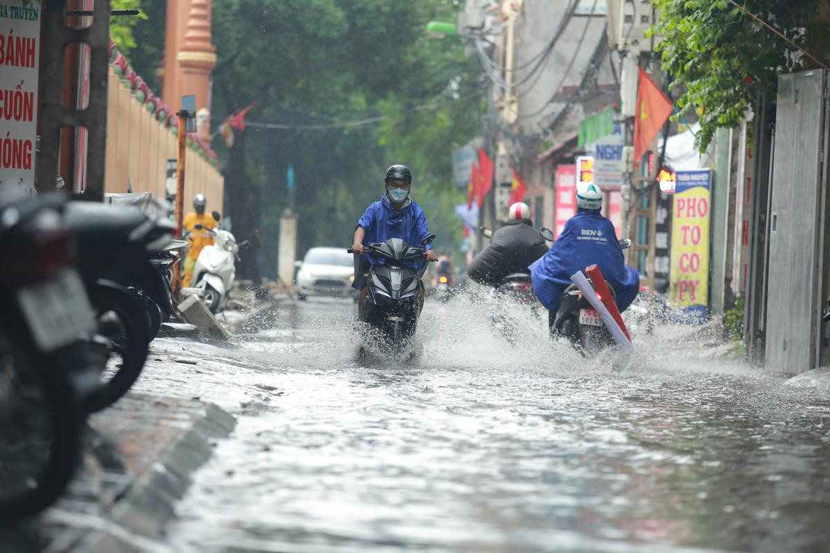 Mưa lớn khiến nhiều tuyến đường Hà Nội chìm trong 'biển nước', người đi xe máy ngã lăn ra đường Ảnh 8