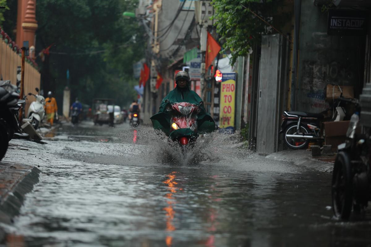 Mưa lớn khiến nhiều tuyến đường Hà Nội chìm trong 'biển nước', người đi xe máy ngã lăn ra đường Ảnh 9