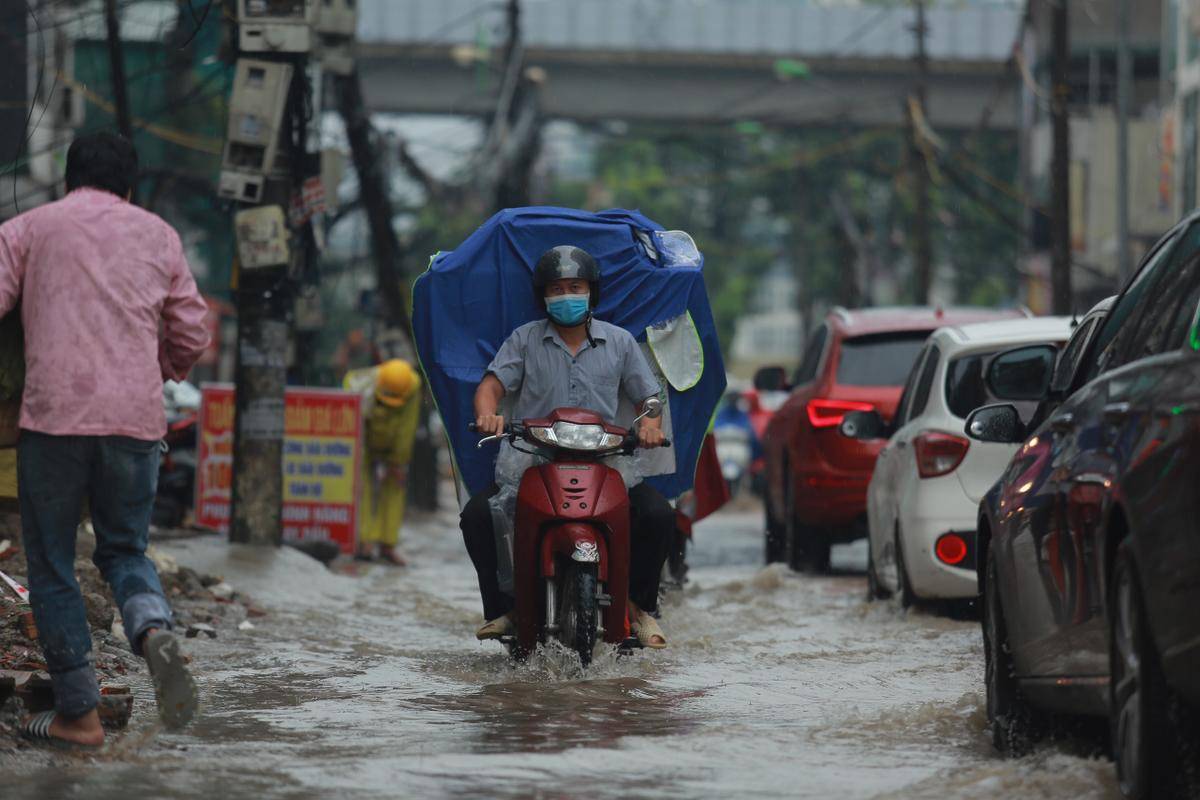 Mưa lớn khiến nhiều tuyến đường Hà Nội chìm trong 'biển nước', người đi xe máy ngã lăn ra đường Ảnh 7