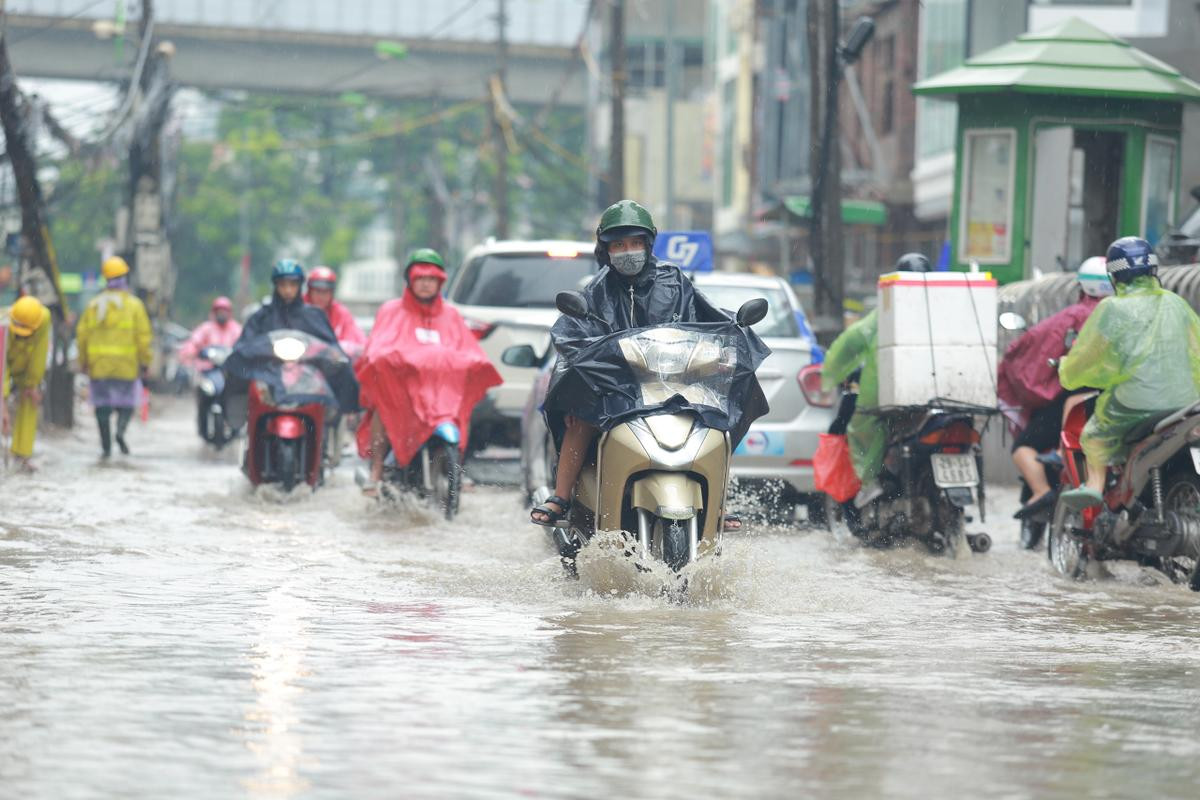 Mưa lớn khiến nhiều tuyến đường Hà Nội chìm trong 'biển nước', người đi xe máy ngã lăn ra đường Ảnh 3