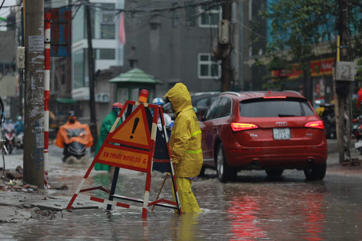 Mưa lớn khiến nhiều tuyến đường Hà Nội chìm trong 'biển nước', người đi xe máy ngã lăn ra đường Ảnh 6