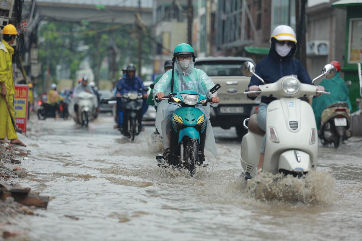 Mưa lớn khiến nhiều tuyến đường Hà Nội chìm trong 'biển nước', người đi xe máy ngã lăn ra đường Ảnh 10