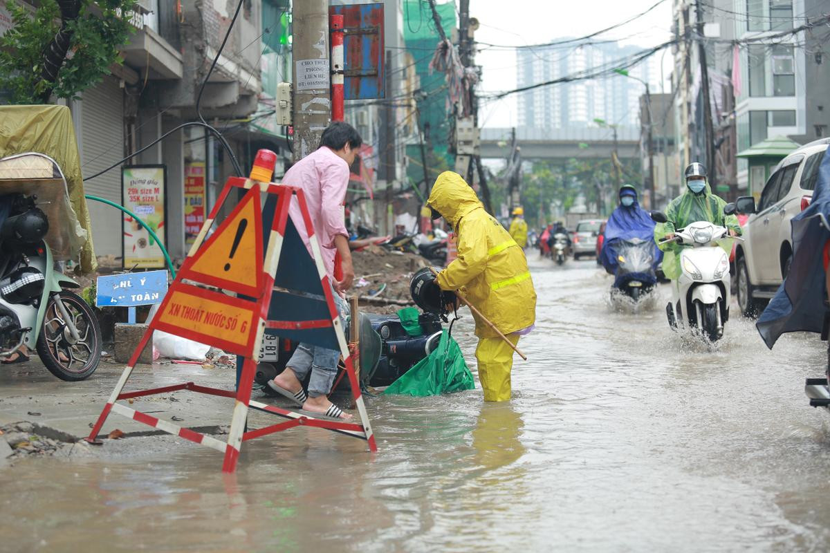 Mưa lớn khiến nhiều tuyến đường Hà Nội chìm trong 'biển nước', người đi xe máy ngã lăn ra đường Ảnh 11