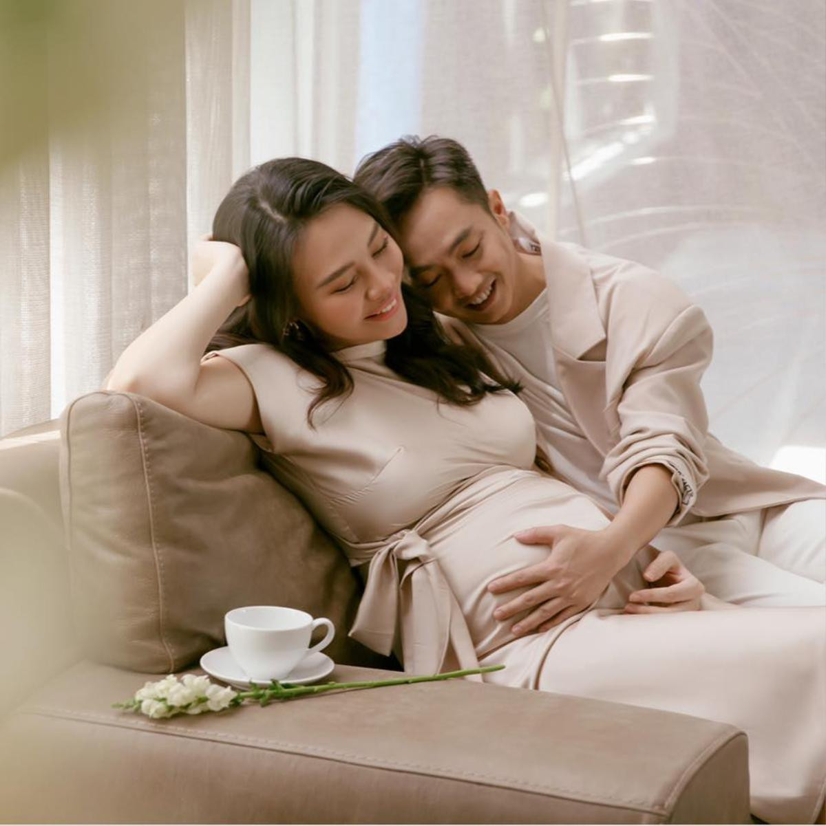 Đàm Thu Trang sang chảnh trên xế hộp 8 tỷ, Cường Đô La lẽo đẽo đạp xe theo sau Ảnh 1