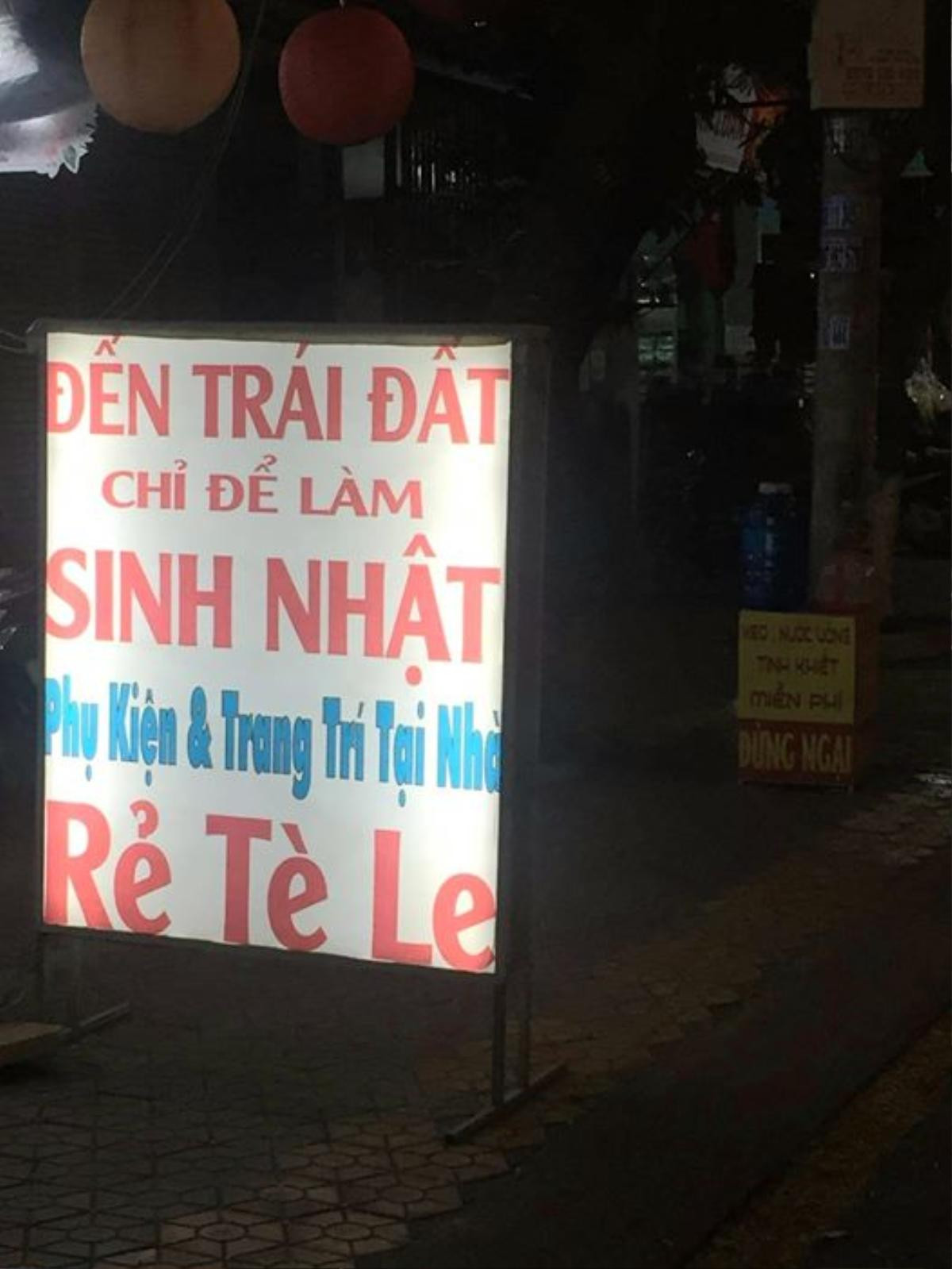 'Cười ôm bụng' với những biển quảng cáo hài hước 'đi vào lòng người' Ảnh 1