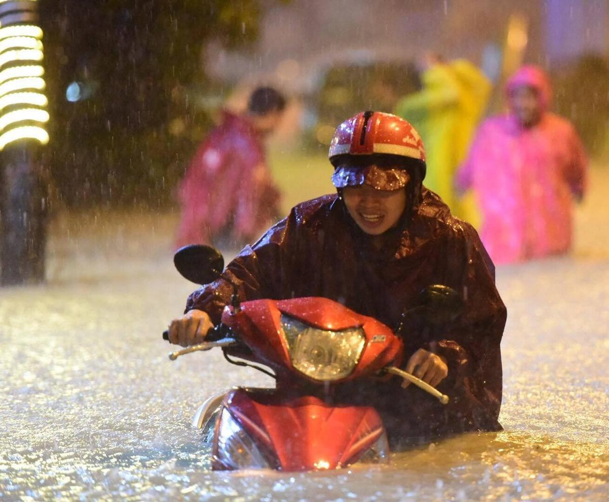 Sài Gòn mưa lớn, kéo dài hàng tiếng đồng hồi khiến người và xe cùng 'bơi' về nhà Ảnh 2