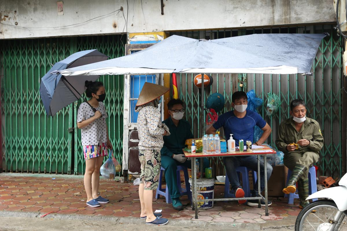 Người cùng toà nhà với nam nhân viên điều hành xe buýt nhiễm COVID-19 trốn khỏi nơi cách ly không có hợp đồng lao động tại Medlatec Ảnh 2