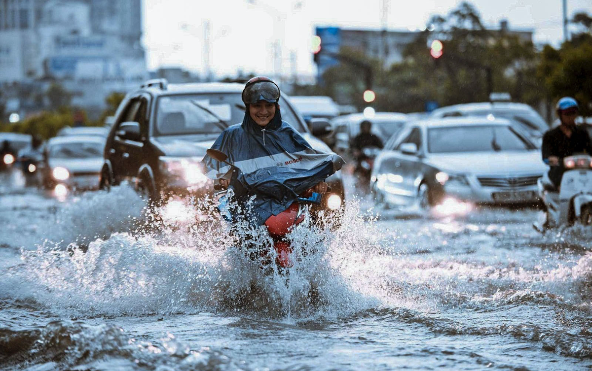 Kinh nghiệm 'sống còn' khi đi xe gặp trời mưa, đường ngập nước ai cũng cần biết Ảnh 5