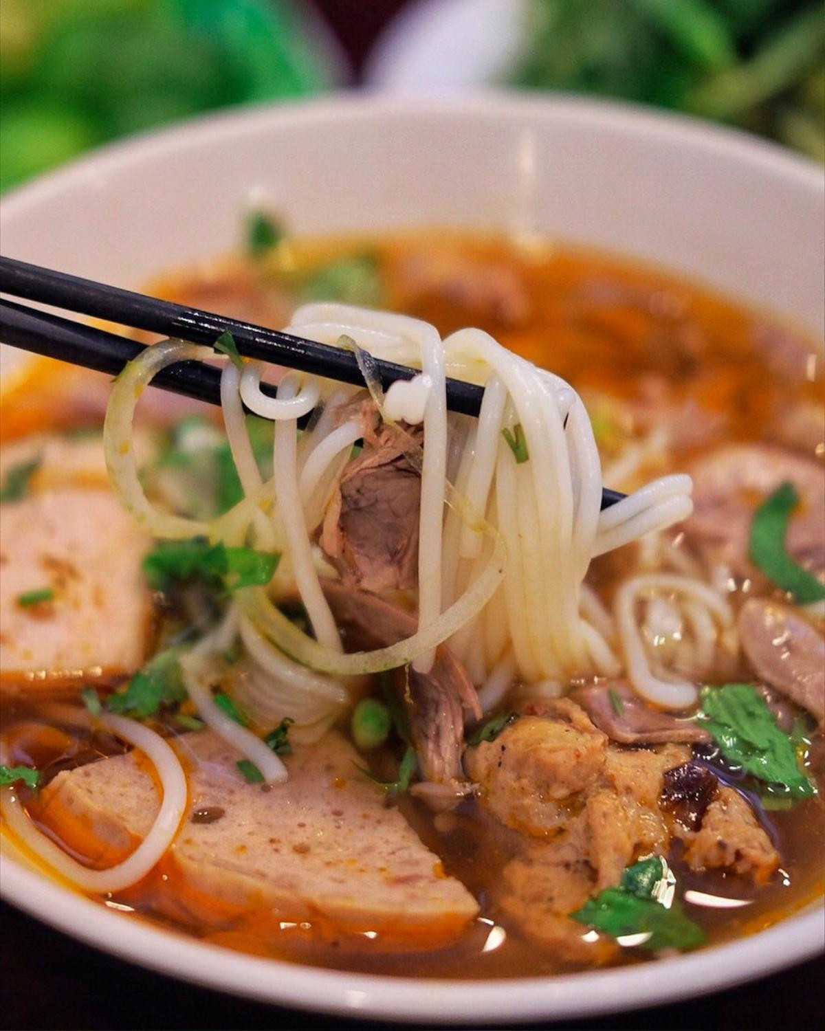 Top 7 quán bún bò 'ăn là ghiền', ngon nức tiếng Sài Gòn Ảnh 8