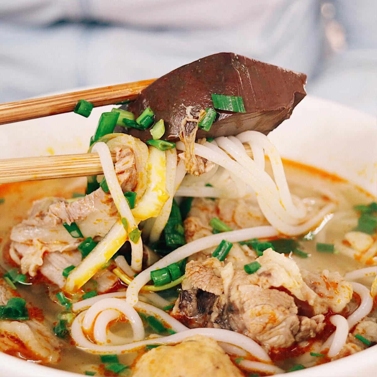 Top 7 quán bún bò 'ăn là ghiền', ngon nức tiếng Sài Gòn Ảnh 1