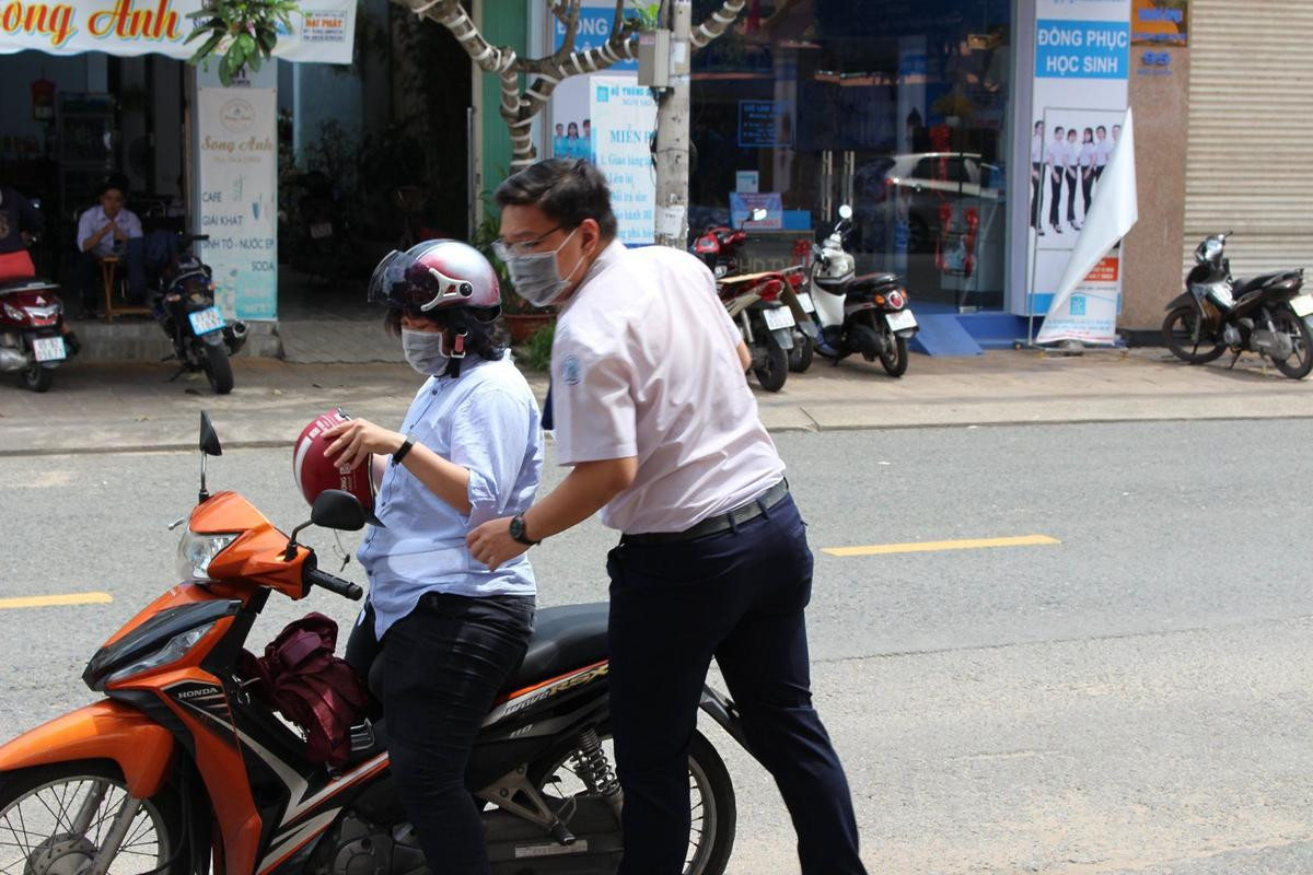 Chùm ảnh: Thí sinh và phụ huynh nô nức đến điểm thi từ sớm chuẩn bị làm thủ tục dự thi tốt nghiệp THPT 2020 Ảnh 19