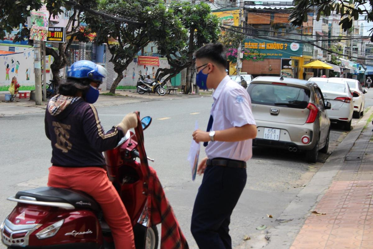 Chùm ảnh: Thí sinh và phụ huynh nô nức đến điểm thi từ sớm chuẩn bị làm thủ tục dự thi tốt nghiệp THPT 2020 Ảnh 20