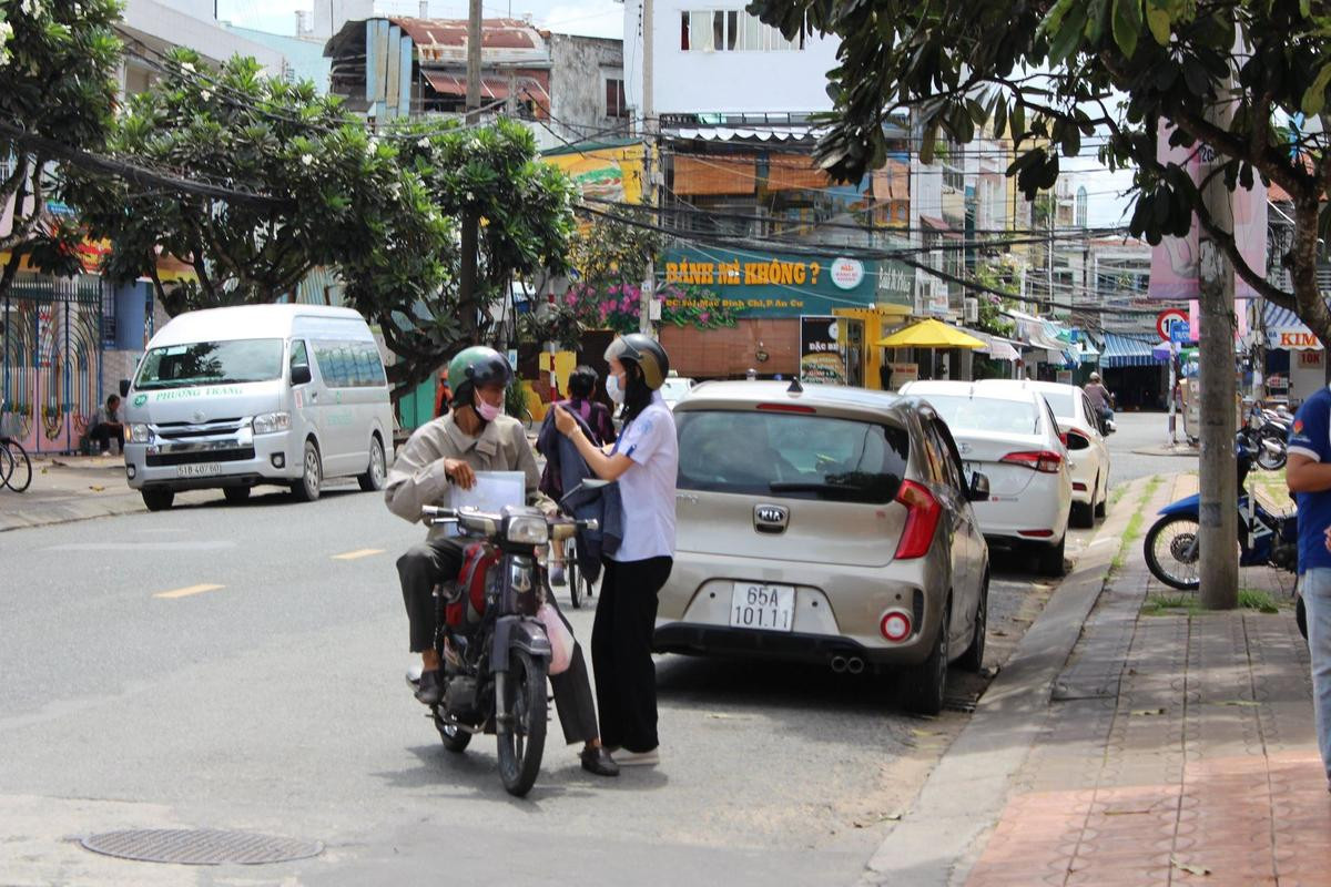 Chùm ảnh: Thí sinh và phụ huynh nô nức đến điểm thi từ sớm chuẩn bị làm thủ tục dự thi tốt nghiệp THPT 2020 Ảnh 17