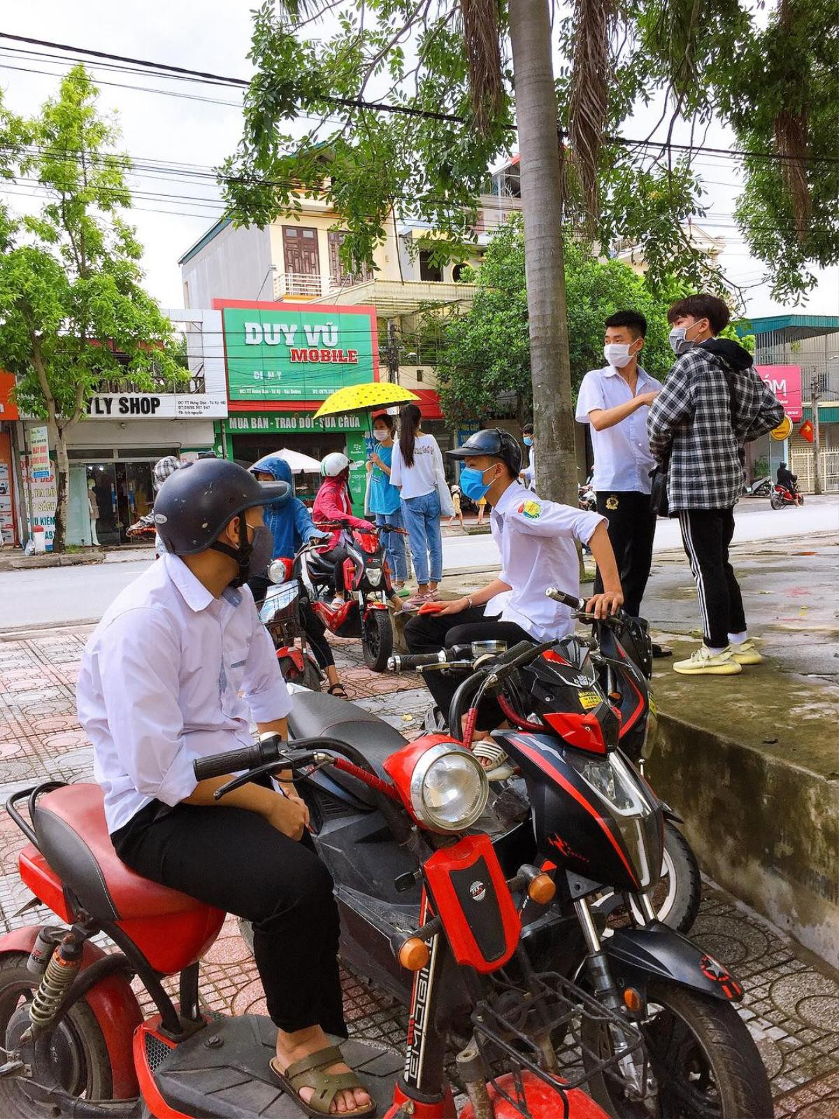 Chùm ảnh: Thí sinh và phụ huynh nô nức đến điểm thi từ sớm chuẩn bị làm thủ tục dự thi tốt nghiệp THPT 2020 Ảnh 15