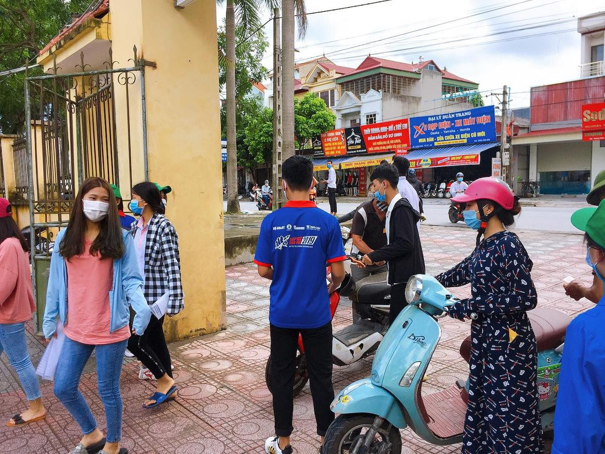 Chùm ảnh: Thí sinh và phụ huynh nô nức đến điểm thi từ sớm chuẩn bị làm thủ tục dự thi tốt nghiệp THPT 2020 Ảnh 21